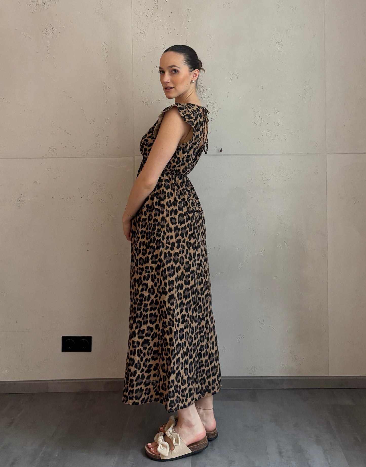 Mari Carmen | Vestido largo de leopardo con escote en la espalda