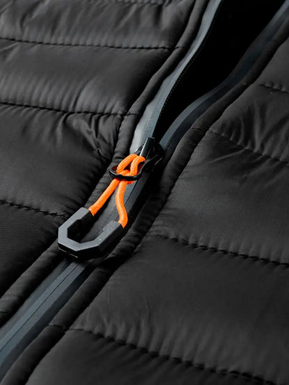 Elegante chaqueta con capucha