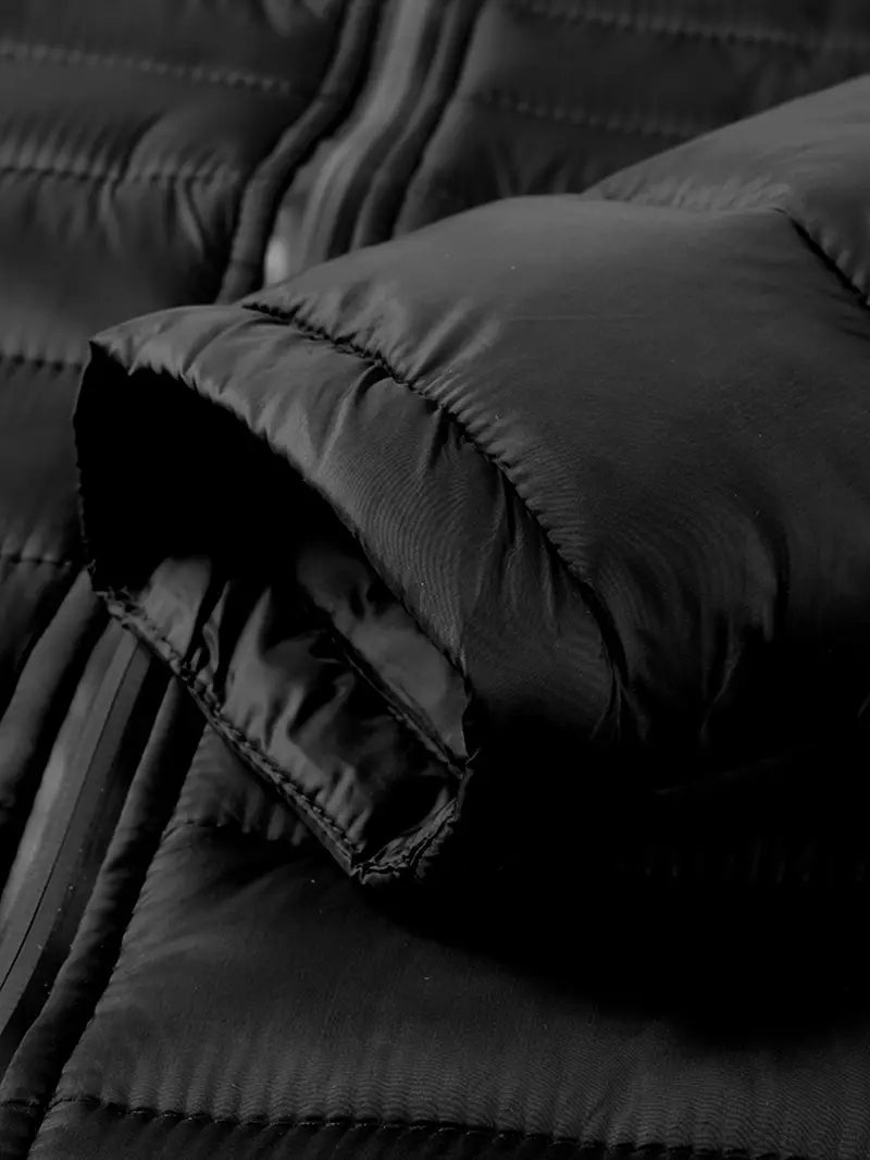 Elegante chaqueta con capucha