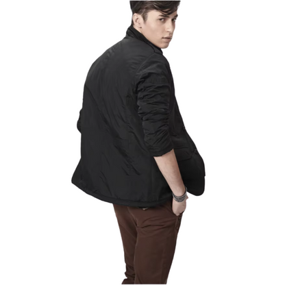 Elegante chaqueta cortaviento