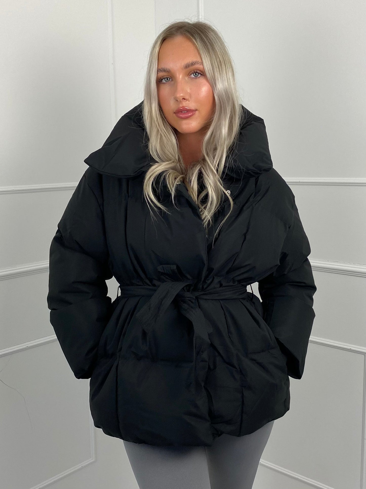 Brava – Abrigo Puffer con Cintura Ajustable “Karly”