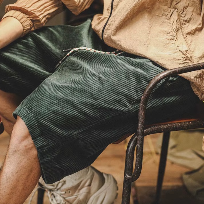 Elegantes pantalones cortos de pana